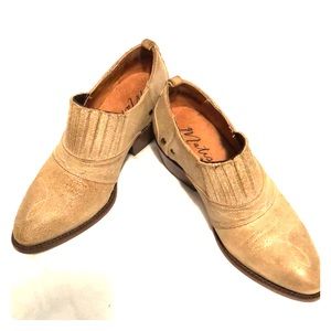 Distressed tan leather shoes